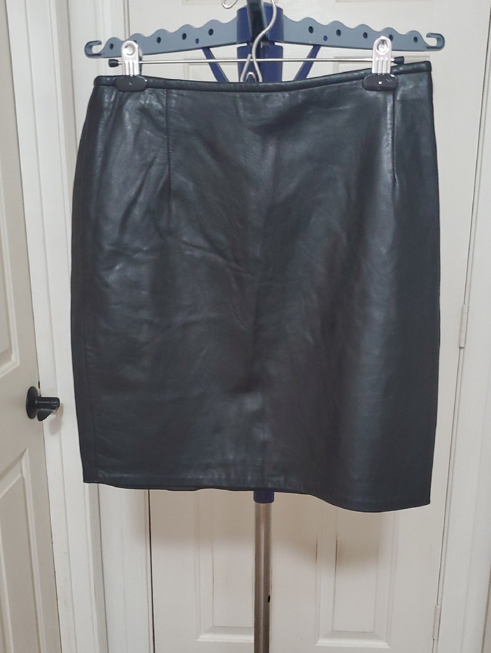 Women's Black Leather Pencil Skirt - Sleek Essential